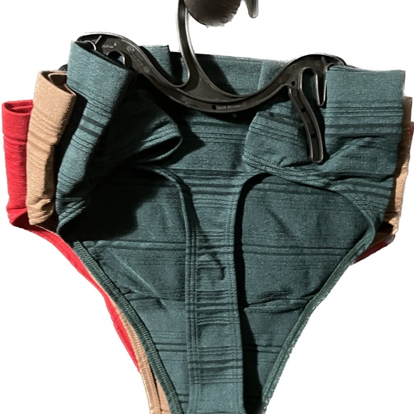 Multi color pack of plus size thongs - Picture 2 of 3